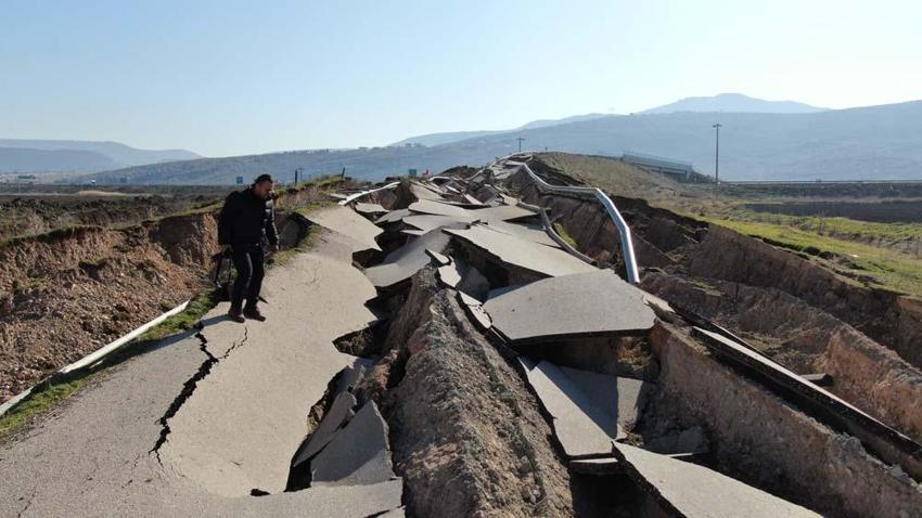Depremin merkezinden dikkat çeken görüntü: Yol yarıldı, devasa çatlaklar oluştu