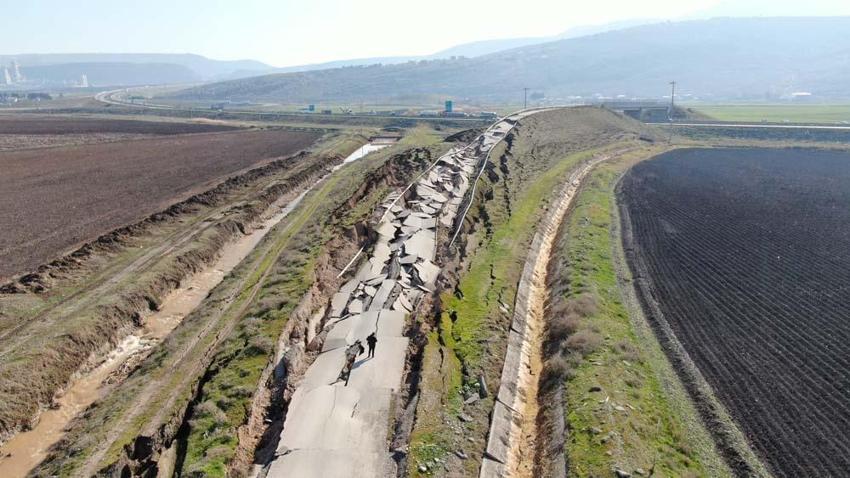 Depremin merkezinden dikkat çeken görüntü: Yol yarıldı, devasa çatlaklar oluştu