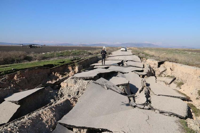 Depremin merkezinden dikkat çeken görüntü: Yol yarıldı, devasa çatlaklar oluştu