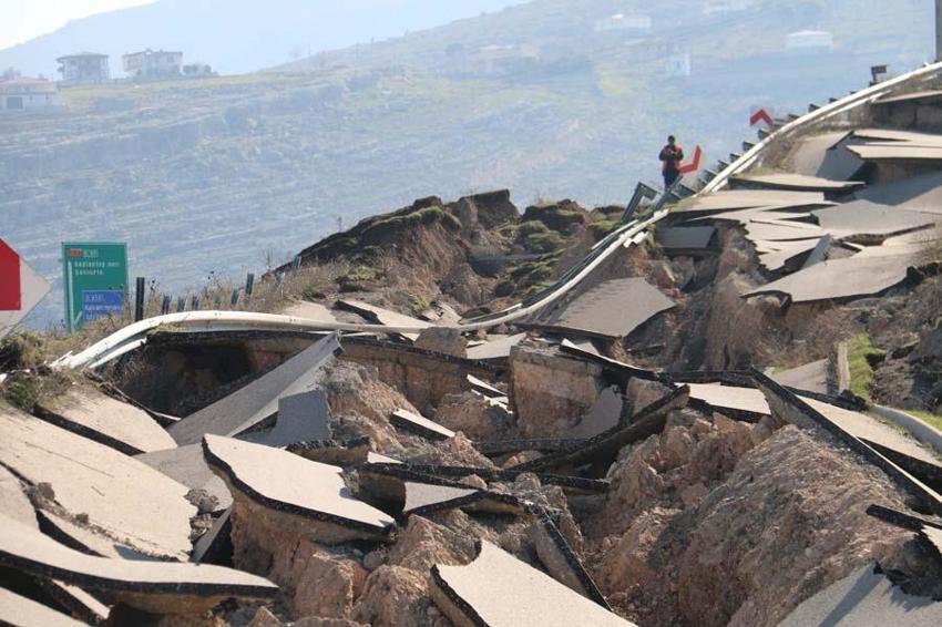 Depremin merkezinden dikkat çeken görüntü: Yol yarıldı, devasa çatlaklar oluştu