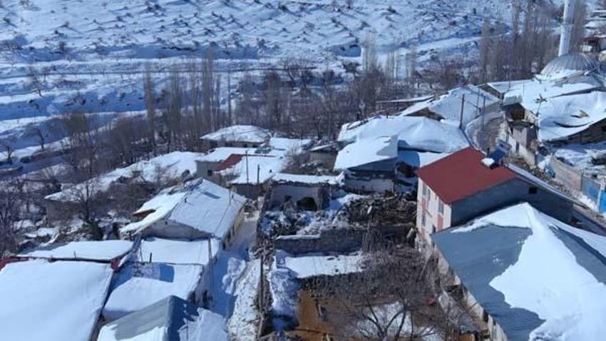 Bir köy neredeyse yok oldu! 130 evden yalnızca 10 tanesi sağlam kaldı