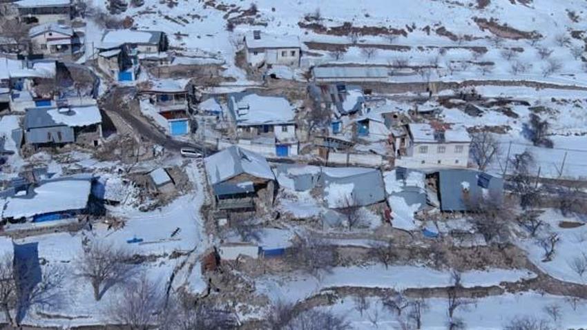 Bir köy neredeyse yok oldu! 130 evden yalnızca 10 tanesi sağlam kaldı
