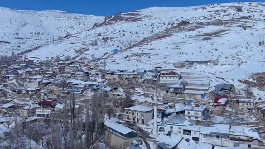 Bir köy neredeyse yok oldu! 130 evden yalnızca 10 tanesi sağlam kaldı