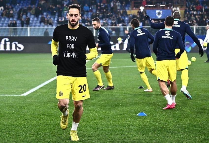 İtalyanlar 'Türkiye'nin yanındayız' pankartı açtı Hakan Çalhanoğlu ve Emirhan duygusal anlar yaşadı