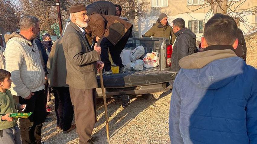 Mehmet Topal Malatya'da enkaz çalışmalarına katıldı ihtiyaç malzemelerini tek tek köylere ulaştırdı