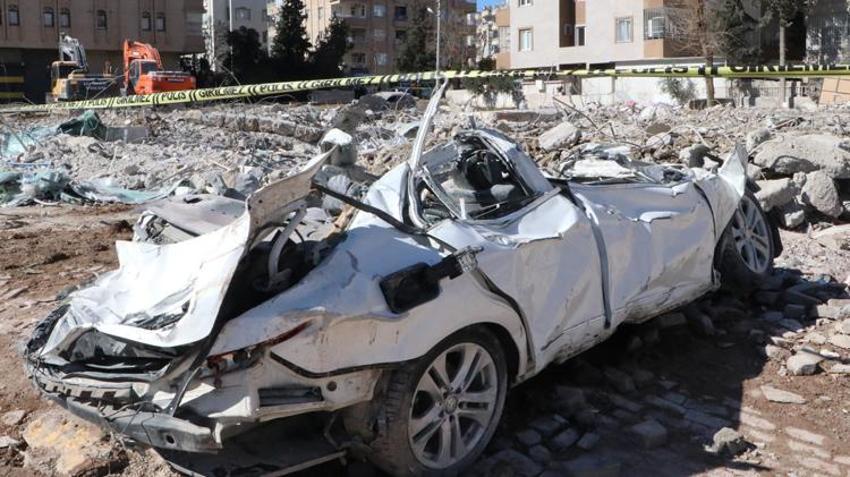 Depremde hasar gören arabaların zararını kasko karşılıyor mu? Açıklama geldi