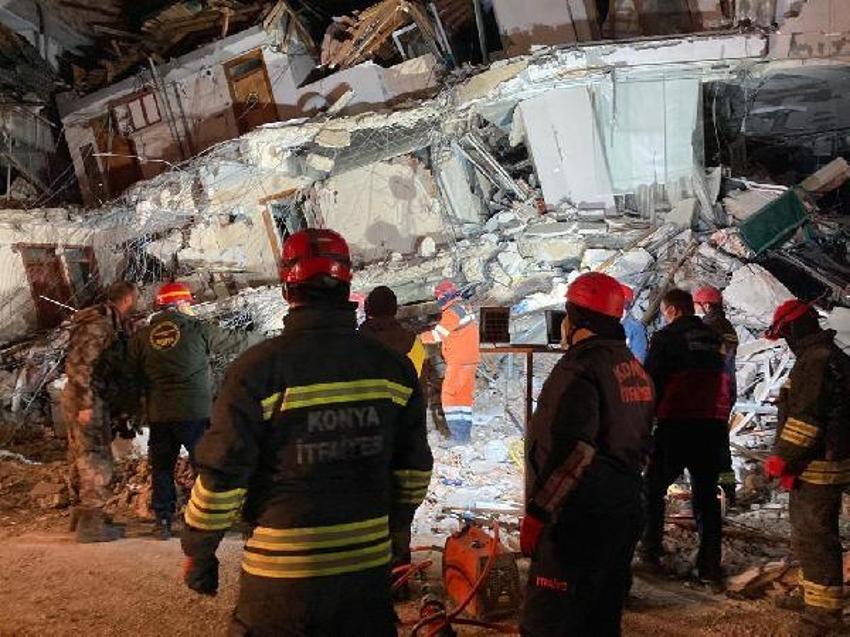 'Tırnağını bir yere sürt' uyarısı ile enkazdan hayat kurtarıyorlar