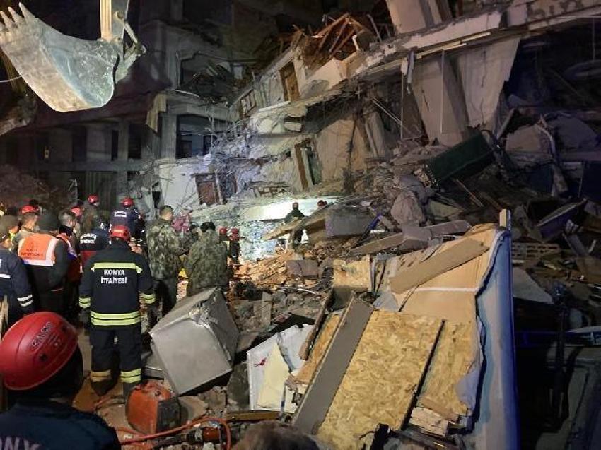 'Tırnağını bir yere sürt' uyarısı ile enkazdan hayat kurtarıyorlar