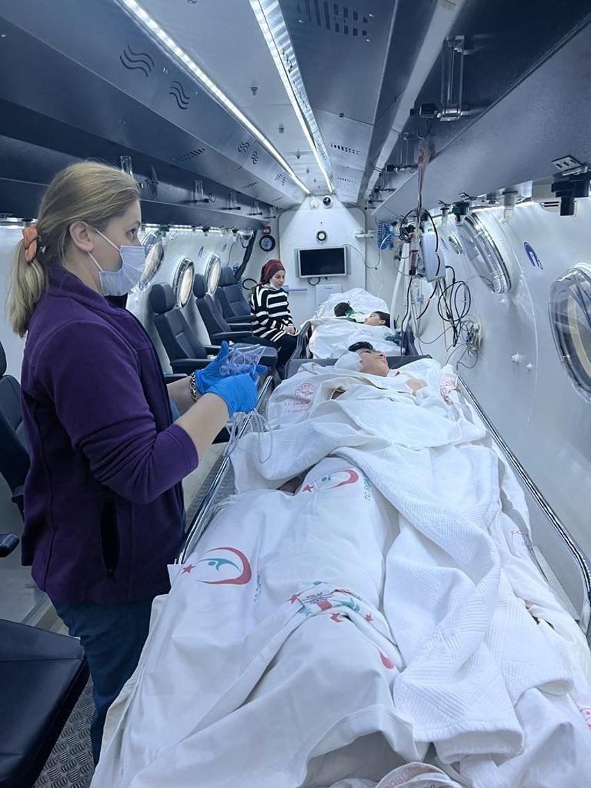 Depremzede doktordan alkışlanacak hareket: 'İki çocuğumuzun bacaklarını kesilmekten kurtardık'