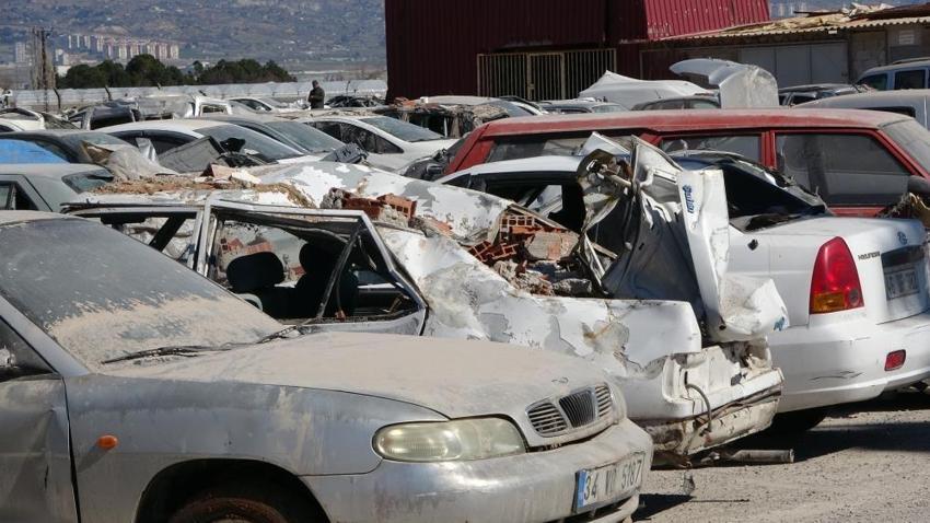 Enkaz altında kalan binlerce araç için harekete geçildi!