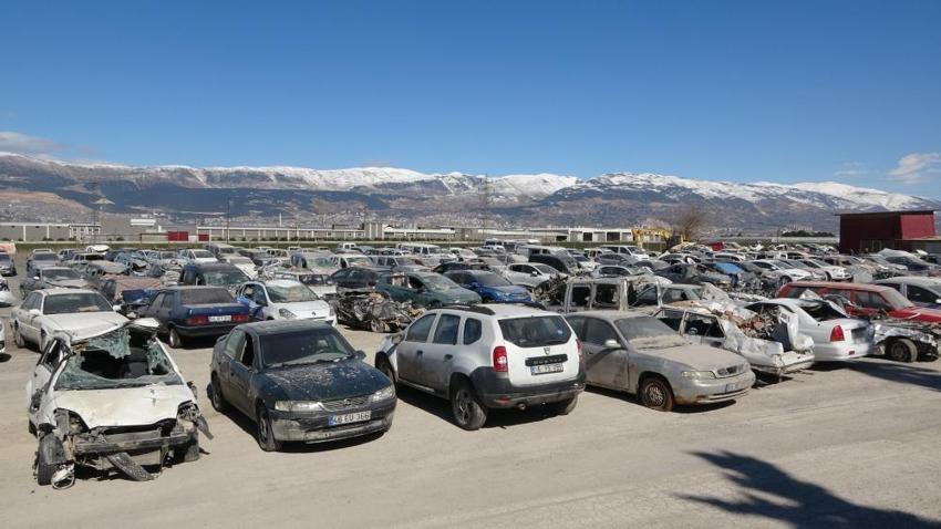 Enkaz altında kalan binlerce araç için harekete geçildi!