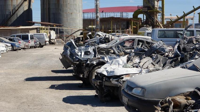 Enkaz altında kalan binlerce araç için harekete geçildi!