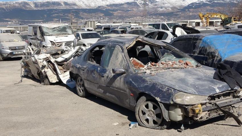 Enkaz altında kalan binlerce araç için harekete geçildi!