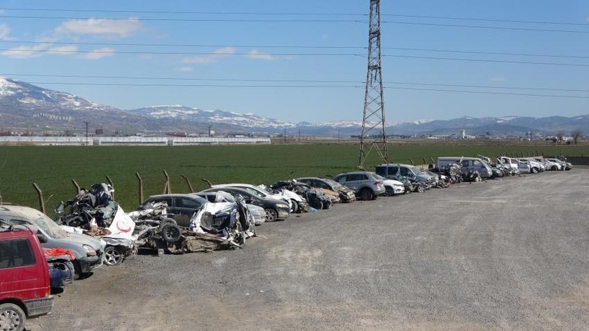 Enkaz altında kalan binlerce araç için harekete geçildi!