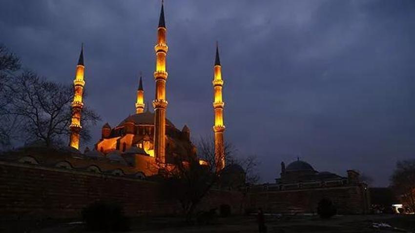 MEVLİD KANDİLİ NAMAZI SAAT KAÇTA, NE ZAMAN KILINIR? Diyanet Mevlid Kandili namazı kılınışı: Tesbih namazı nasıl kılınır, Mevlid kandili namazı kaç rekat kılınır?