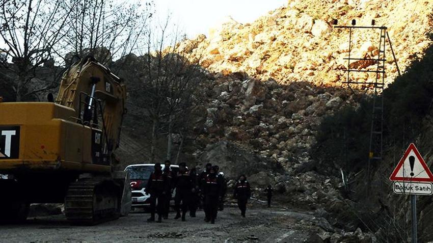 Dağ dağa kavuştu, şaşkına çeviren görüntü! Depremden sonra doğal göl oluştu!