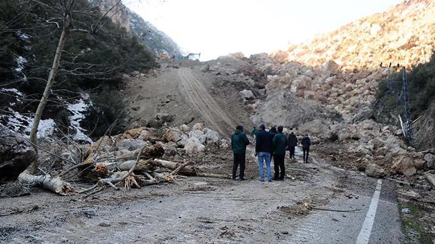 Dağ dağa kavuştu, şaşkına çeviren görüntü! Depremden sonra doğal göl oluştu!