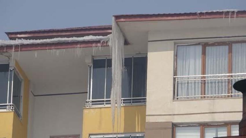 Buz sarkıtları 4 metreyi buldu! 'Dikkatli olun' uyarısı
