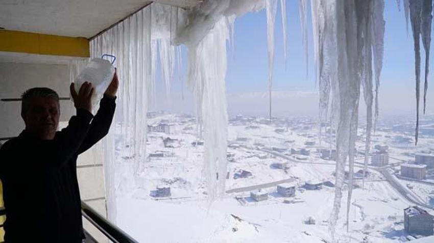 Buz sarkıtları 4 metreyi buldu! 'Dikkatli olun' uyarısı