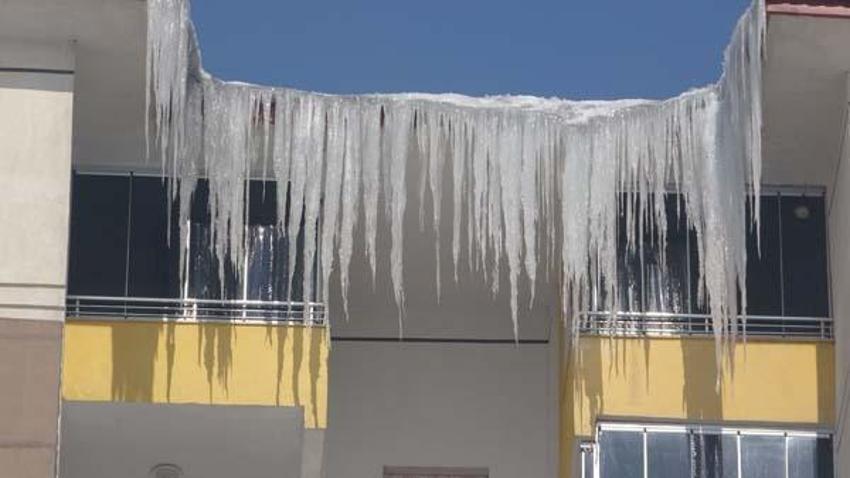 Buz sarkıtları 4 metreyi buldu! 'Dikkatli olun' uyarısı