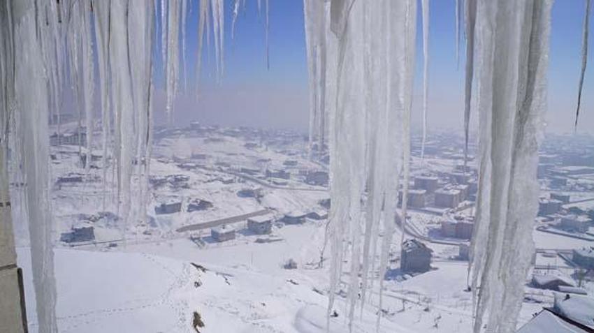 Buz sarkıtları 4 metreyi buldu! 'Dikkatli olun' uyarısı