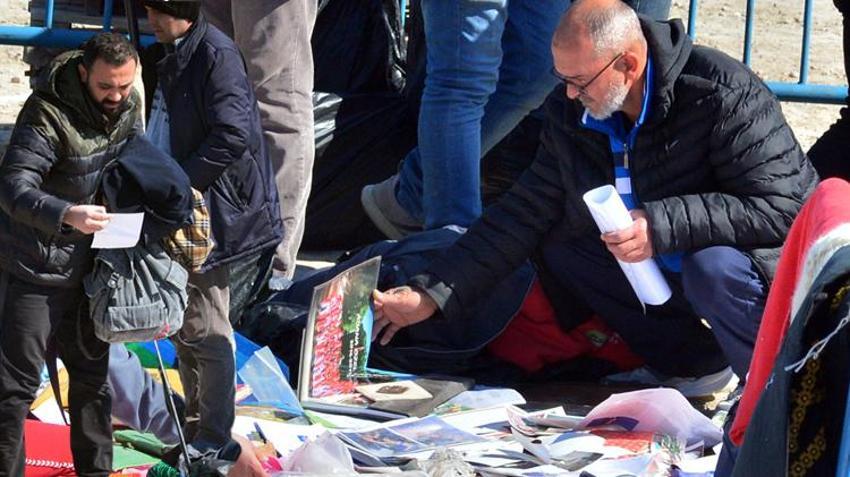 Depremzedeler, molozlar arasında gözyaşları içinde anılarını arıyor: 'Sözün bittiği yerdeyim'
