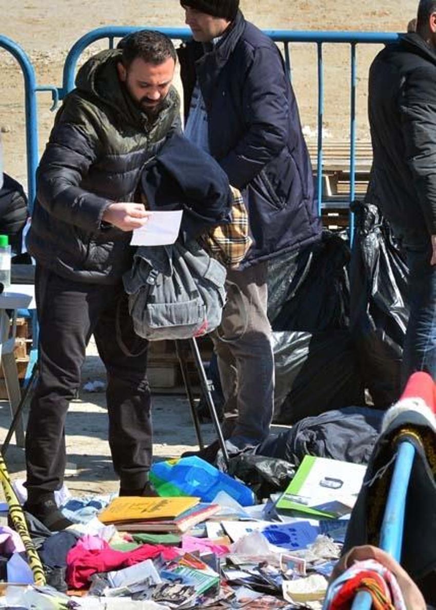 Depremzedeler, molozlar arasında gözyaşları içinde anılarını arıyor: 'Sözün bittiği yerdeyim'
