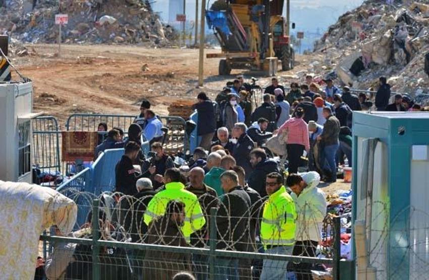 Depremzedeler, molozlar arasında gözyaşları içinde anılarını arıyor: 'Sözün bittiği yerdeyim'