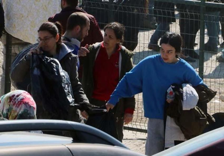 Depremzedeler, molozlar arasında gözyaşları içinde anılarını arıyor: 'Sözün bittiği yerdeyim'