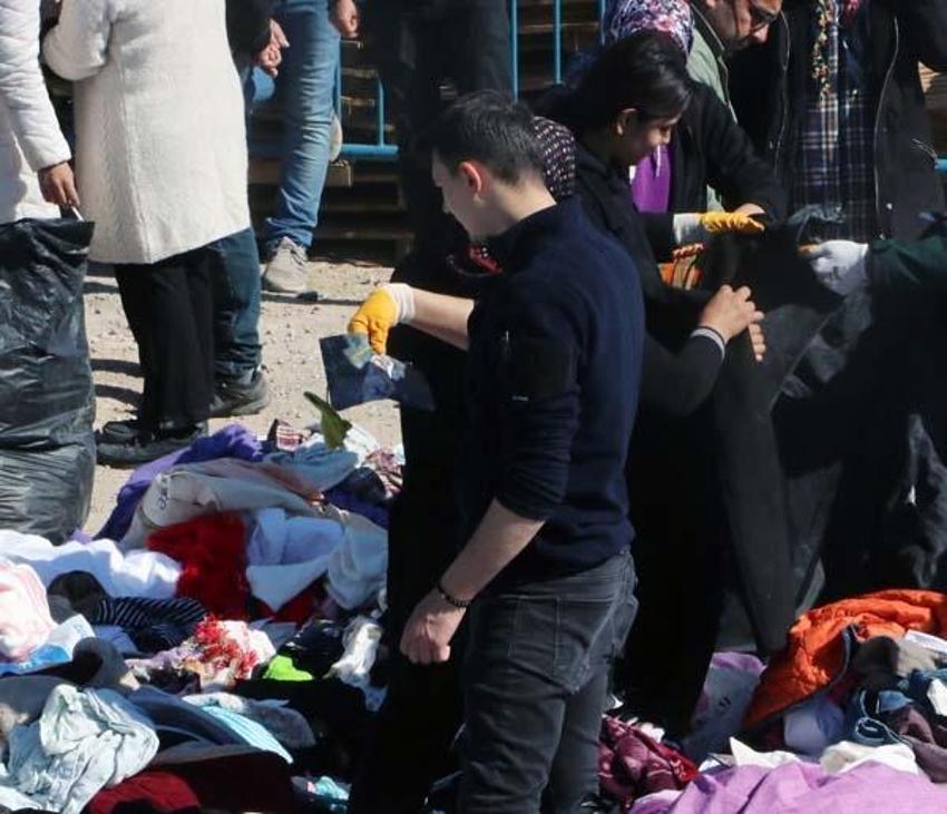 Depremzedeler, molozlar arasında gözyaşları içinde anılarını arıyor: 'Sözün bittiği yerdeyim'