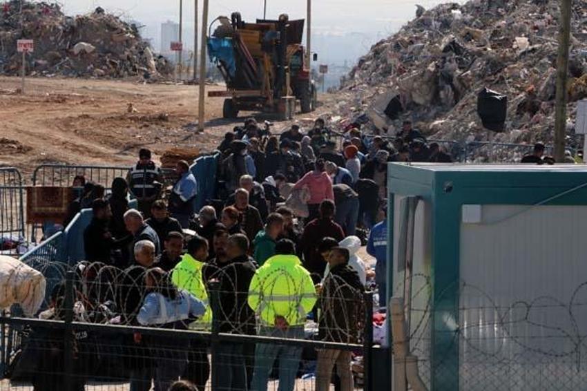 Depremzedeler, molozlar arasında gözyaşları içinde anılarını arıyor: 'Sözün bittiği yerdeyim'