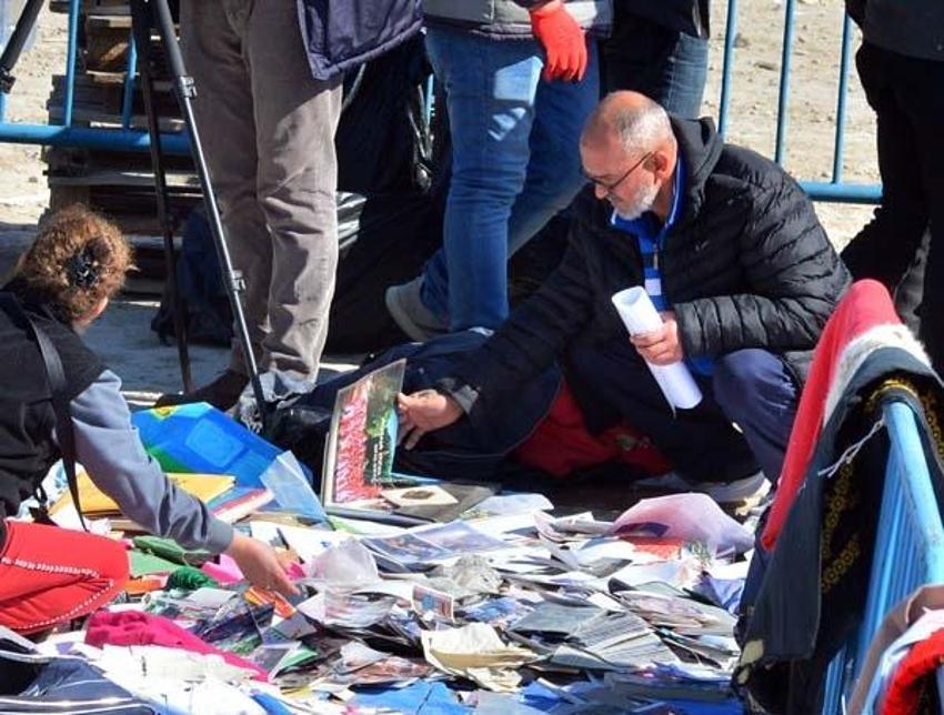 Depremzedeler, molozlar arasında gözyaşları içinde anılarını arıyor: 'Sözün bittiği yerdeyim'