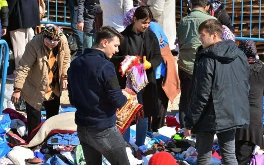 Depremzedeler, molozlar arasında gözyaşları içinde anılarını arıyor: 'Sözün bittiği yerdeyim'