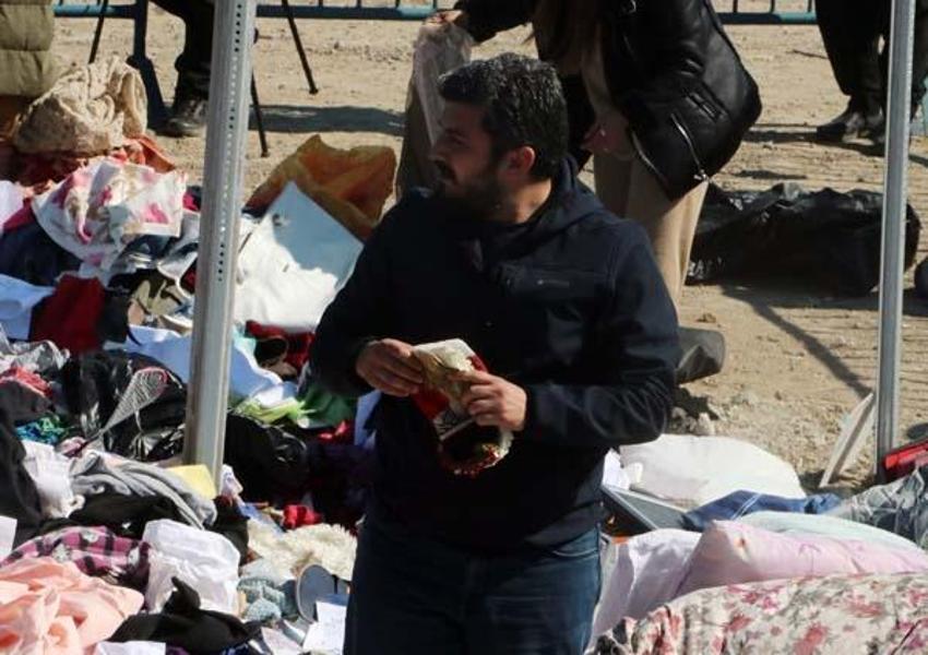 Depremzedeler, molozlar arasında gözyaşları içinde anılarını arıyor: 'Sözün bittiği yerdeyim'