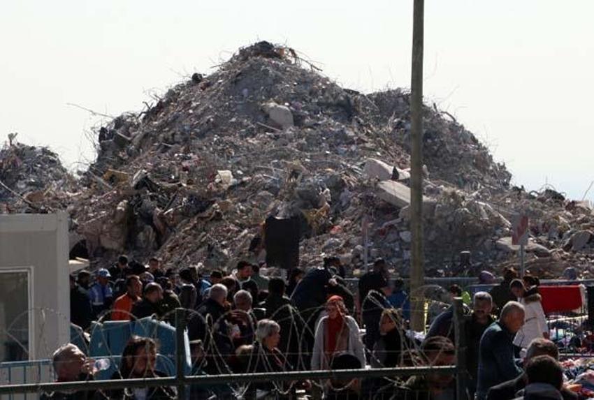 Depremzedeler, molozlar arasında gözyaşları içinde anılarını arıyor: 'Sözün bittiği yerdeyim'