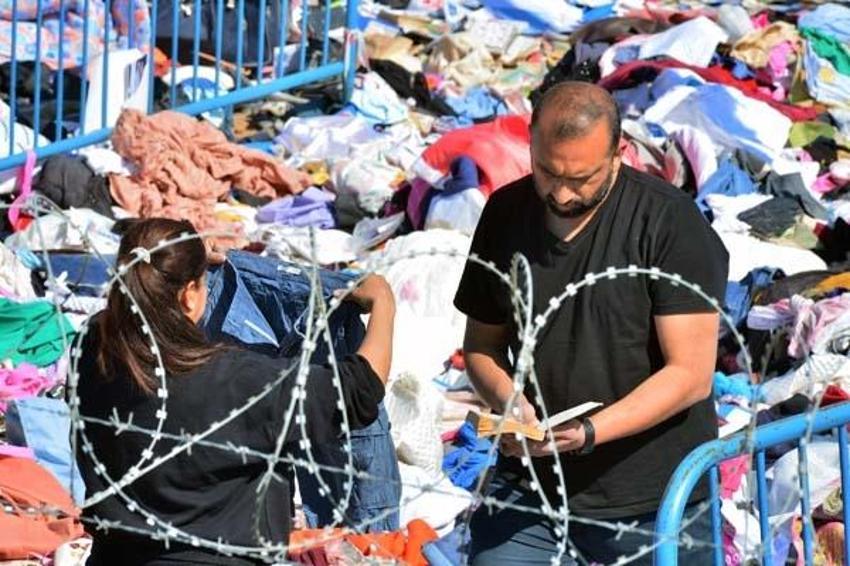 Depremzedeler, molozlar arasında gözyaşları içinde anılarını arıyor: 'Sözün bittiği yerdeyim'