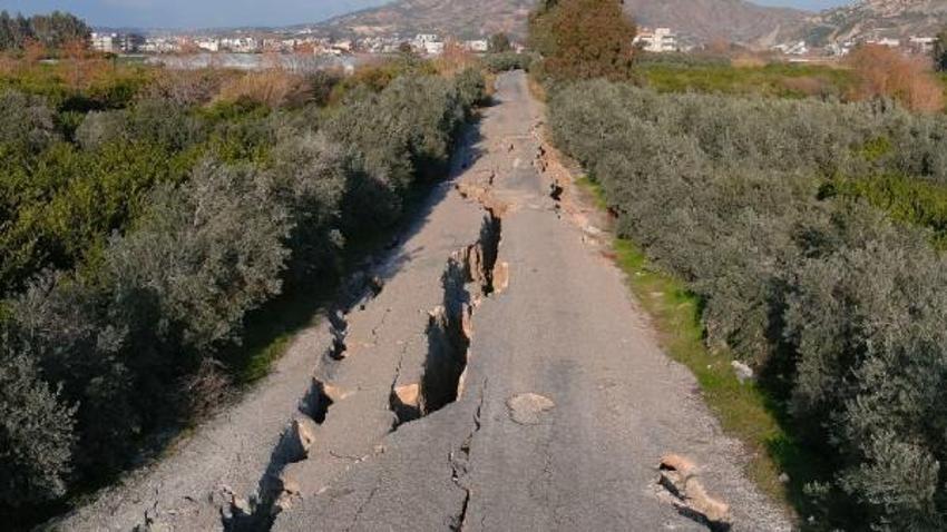 Deprem sonrası ortaya çıktı! 3 kilometre boyunca derin yarıklar oluştu