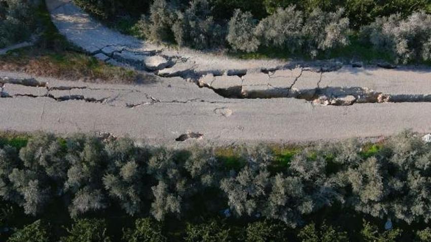 Deprem sonrası ortaya çıktı! 3 kilometre boyunca derin yarıklar oluştu