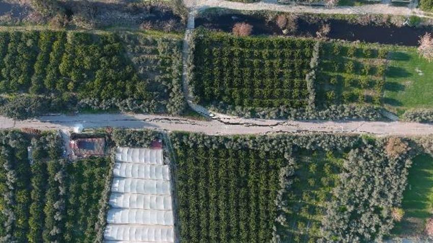 Deprem sonrası ortaya çıktı! 3 kilometre boyunca derin yarıklar oluştu