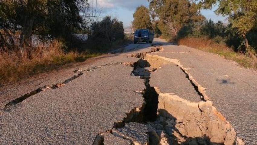 Deprem sonrası ortaya çıktı! 3 kilometre boyunca derin yarıklar oluştu