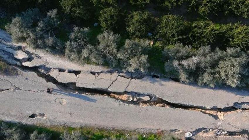 Deprem sonrası ortaya çıktı! 3 kilometre boyunca derin yarıklar oluştu