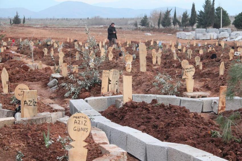 Yürek burkan görüntüler... Yarım kalan hikayeler mezarlara yansıdı