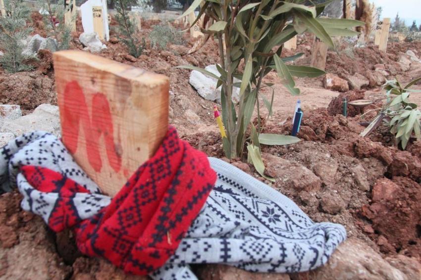 Yürek burkan görüntüler... Yarım kalan hikayeler mezarlara yansıdı