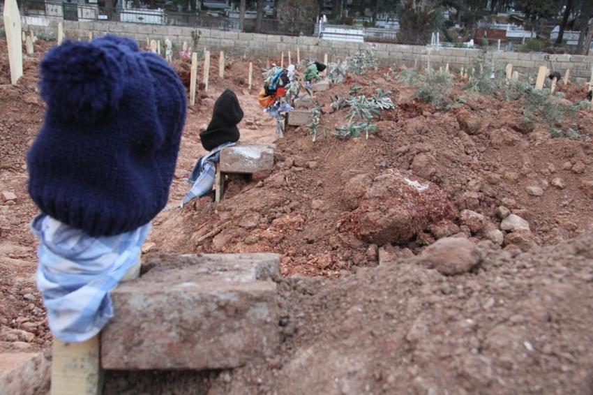 Yürek burkan görüntüler... Yarım kalan hikayeler mezarlara yansıdı