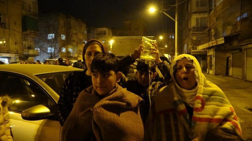 Hatay'da 3 dakika arayla iki deprem! Bölgeden ilk görüntüler 