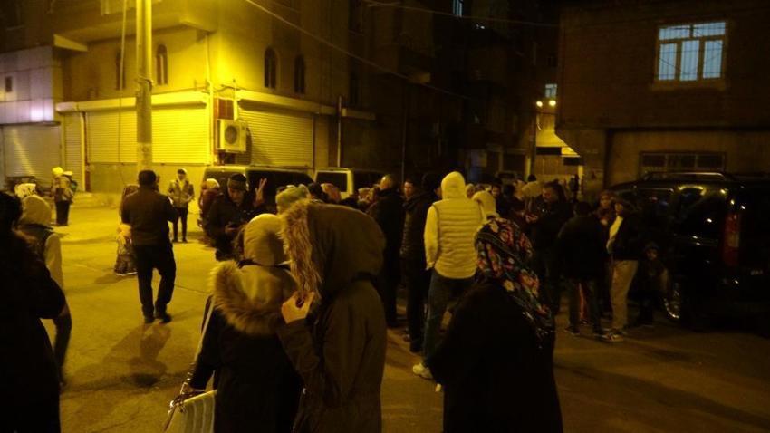 Hatay'da 3 dakika arayla iki deprem! Bölgeden ilk görüntüler 