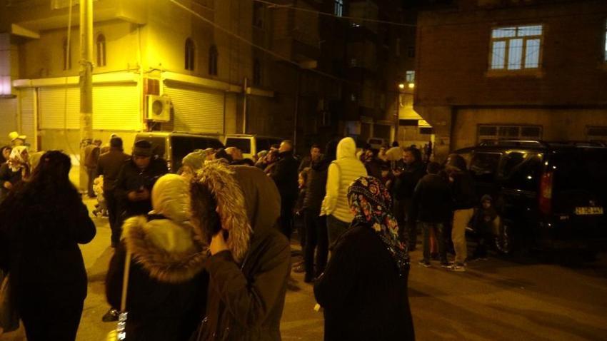 Hatay'da 3 dakika arayla iki deprem! Bölgeden ilk görüntüler 