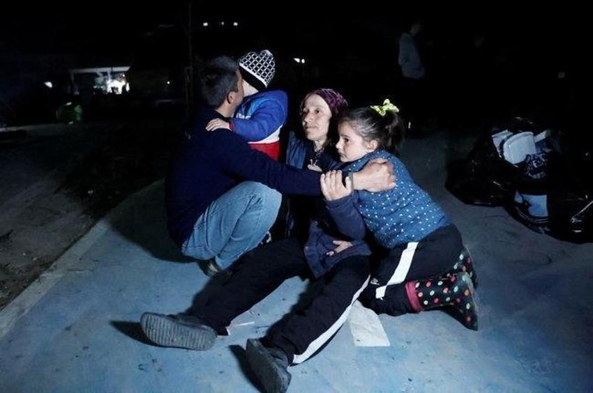 Hatay'da 3 dakika arayla iki deprem! Bölgeden ilk görüntüler 