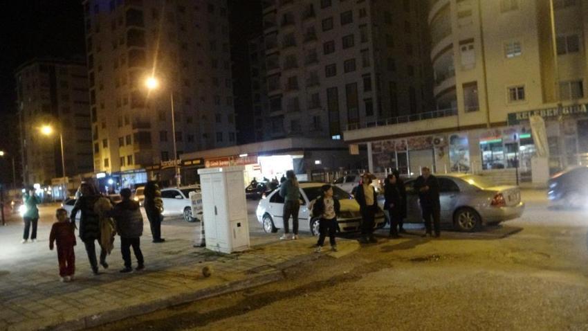 Hatay'da 3 dakika arayla iki deprem! Bölgeden ilk görüntüler 