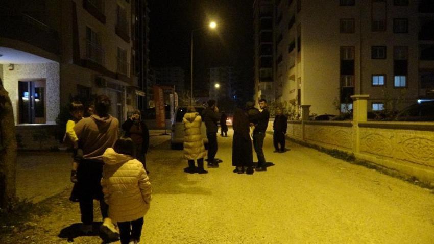 Hatay'da 3 dakika arayla iki deprem! Bölgeden ilk görüntüler 